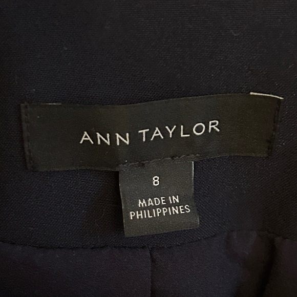 Ann Taylor Women's Navy Blazer, size 8 - Picture 5 of 8